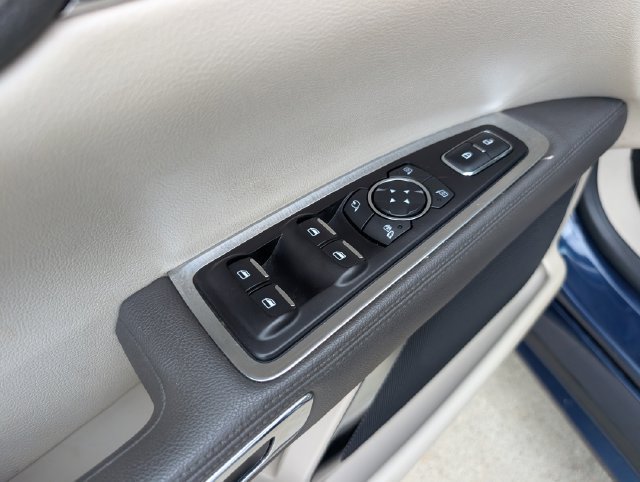 Used 2017 Lincoln Continental Select w/ Climate Package AWD/4WD image 9
