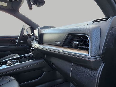 Used 2025 Chevrolet Suburban High Country image 17