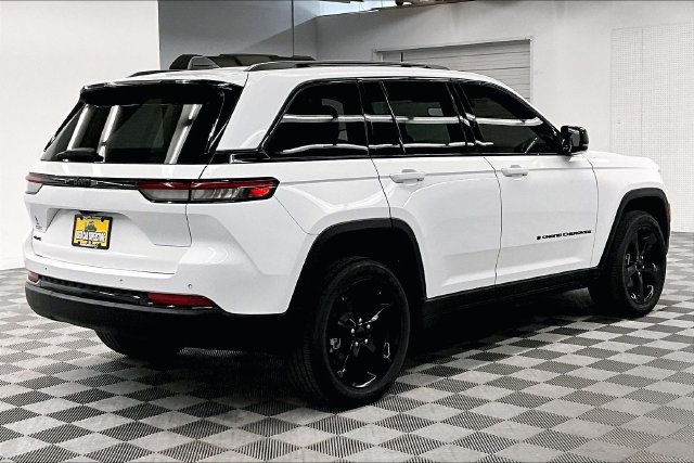 Used 2023 Jeep Grand Cherokee Altitude AWD/4WD image 13