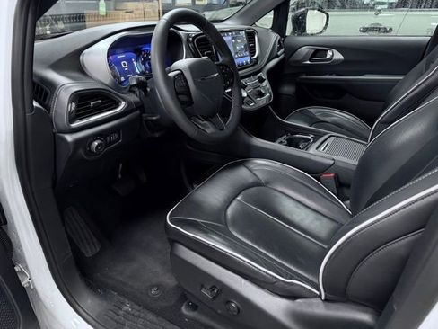 Used 2025 Chrysler Pacifica Limited FWD image 20