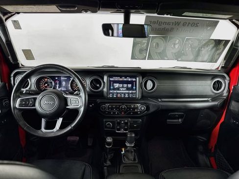 Used 2019 Jeep Wrangler Unlimited Sahara w/ Dual Top Group AWD/4WD image 28