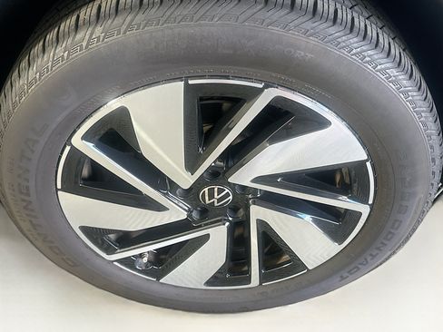 Used 2025 Volkswagen Atlas SE FWD image 11