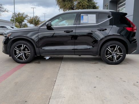 Used 2025 Volvo XC40 B5 Core image 7