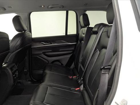 Used 2023 Jeep Grand Cherokee Limited image 17