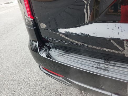 Used 2024 Cadillac Escalade Sport Platinum w/ LPO, ONYX Package image 4