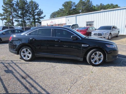 Used 2018 Ford Taurus SE FWD image 2