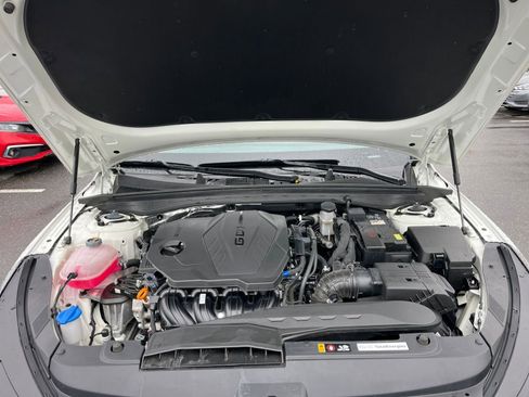 Used 2025 Nissan Versa SV FWD image 32