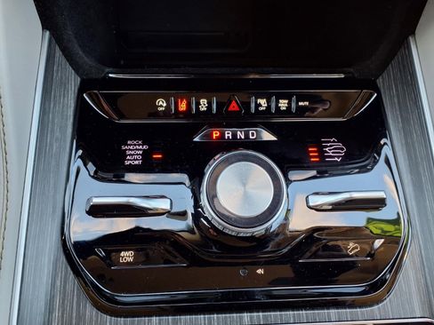 Certified 2023 Jeep Wagoneer Series III w/ Preferred Equipment Group image 7