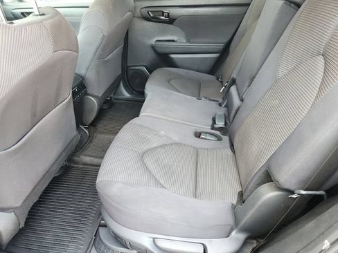 Used 2024 Toyota Highlander LE AWD/4WD image 26