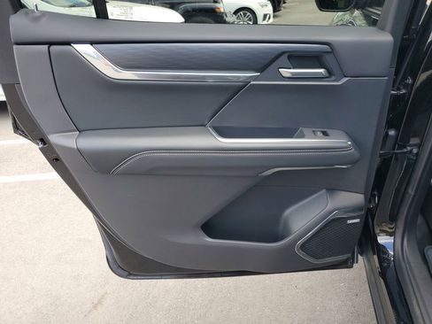 Used 2025 GMC Acadia Elevation image 17