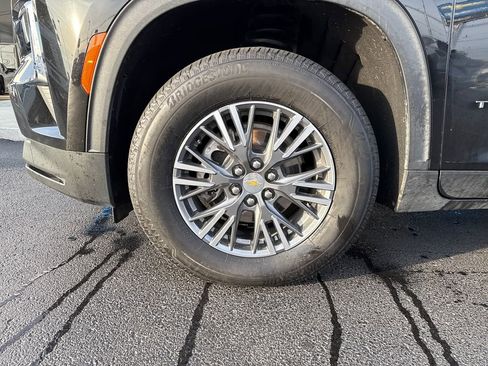 Used 2025 Chevrolet Traverse LT image 30