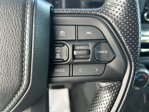 Certified 2025 Toyota Tacoma SR5 AWD/4WD image 22
