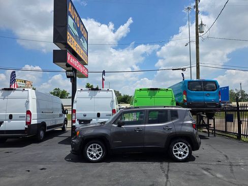 Used 2020 Jeep Renegade Latitude FWD image 4