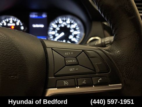 Used 2018 Nissan Rogue SV AWD/4WD image 18