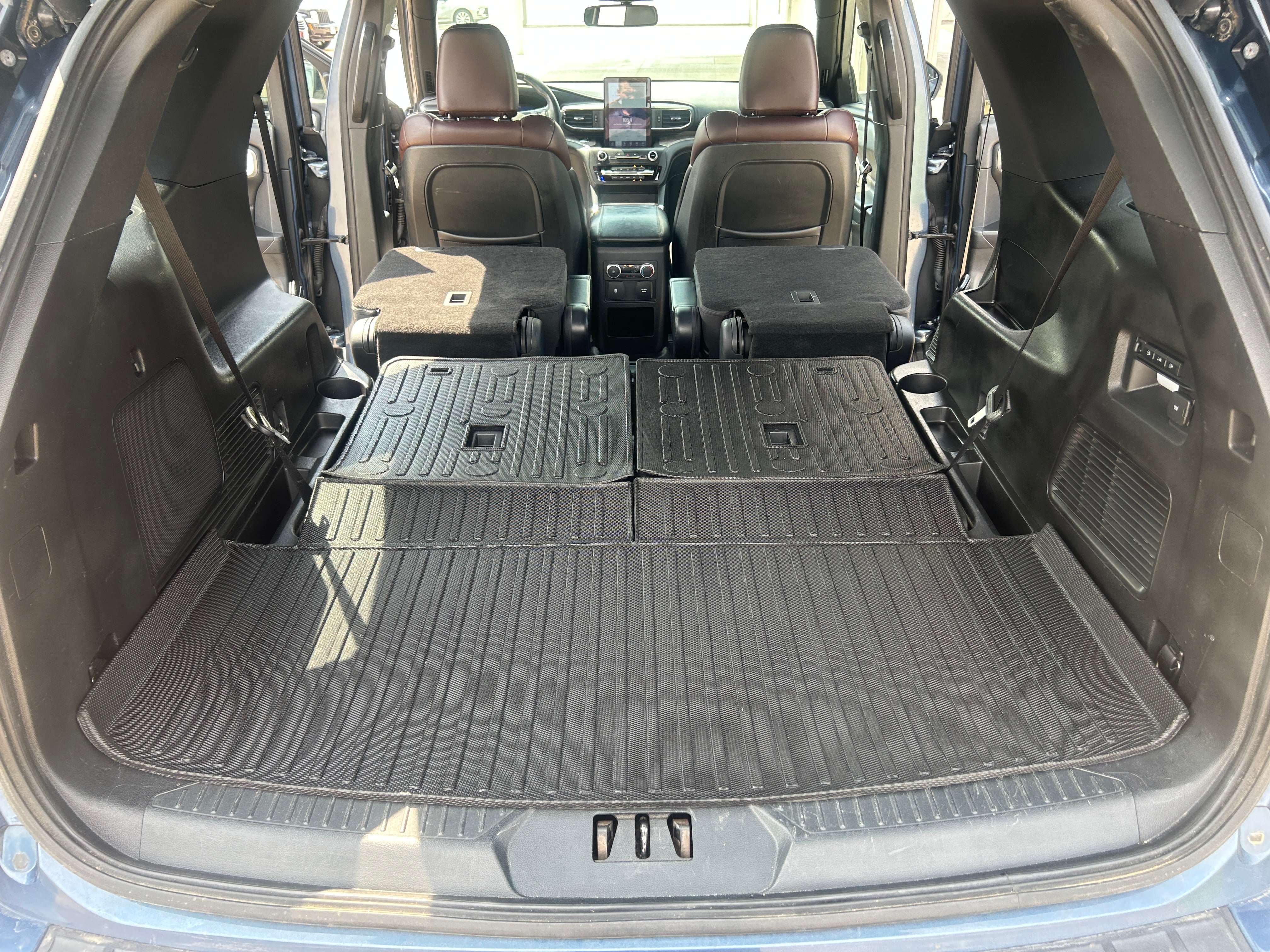 Used 2020 Ford Explorer Platinum w/ Premium Technology Package AWD/4WD image 39