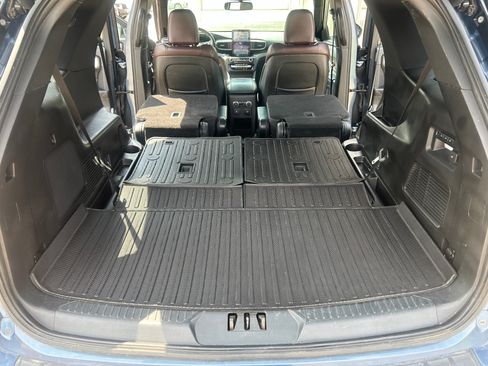 Used 2020 Ford Explorer Platinum w/ Premium Technology Package AWD/4WD image 39