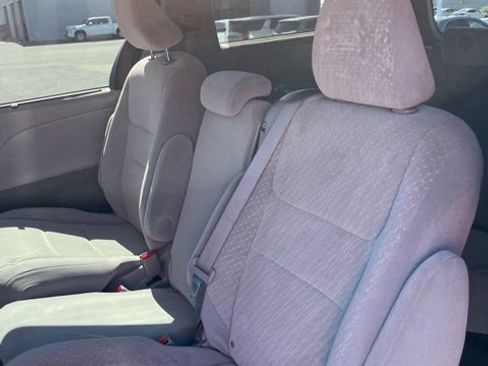 Used 2020 Toyota Sienna LE w/ Carpet Mat Package FWD image 10