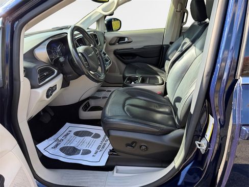 Used 2020 Chrysler Pacifica Touring-L w/ Tire & Wheel Group image 11