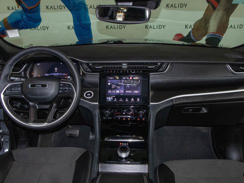 Used 2023 Jeep Grand Cherokee Altitude AWD/4WD image 3