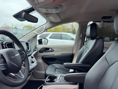 Used 2024 Chrysler Pacifica Touring-L FWD image 12