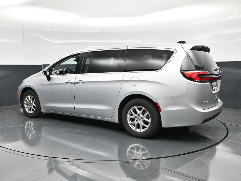 Used 2024 Chrysler Pacifica Touring-L FWD image 9
