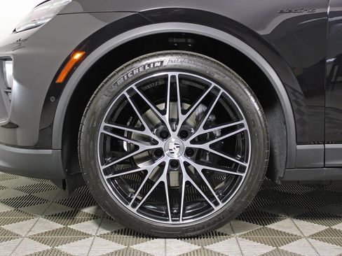 Used 2025 Porsche Macan 4 Electric image 40