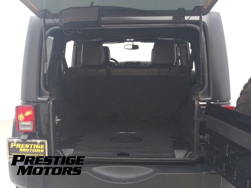 Used 2015 Jeep Wrangler Unlimited Rubicon w/ Connectivity Group AWD/4WD image 28