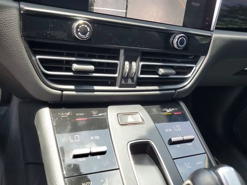 Used 2025 Porsche Macan AWD/4WD image 21
