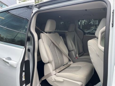 Used 2018 Chrysler Pacifica Touring Plus image 10