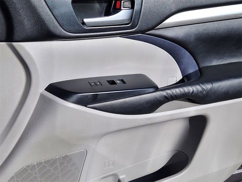 Used 2015 Toyota Highlander XLE image 14