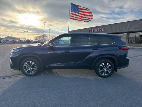Used 2021 Toyota Highlander XLE image 2