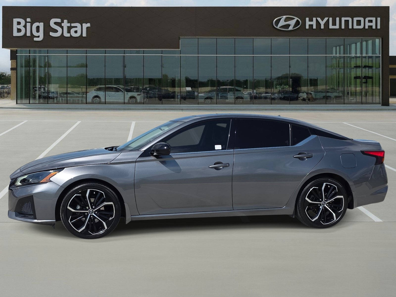 Used 2023 Nissan Altima 2.5 SR w/ SR Premium Package FWD image 2