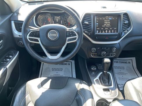 Used 2018 Jeep Cherokee Latitude Plus AWD/4WD image 19