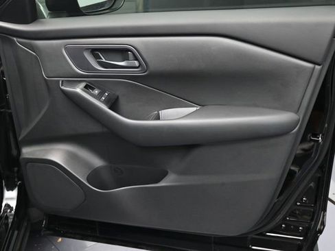 Used 2025 Nissan Rogue S image 21