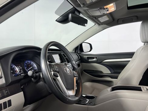 Used 2019 Toyota Highlander XLE image 19