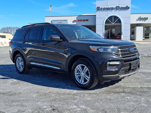 Used 2021 Ford Explorer XLT w/ Equipment Group 202A image 3