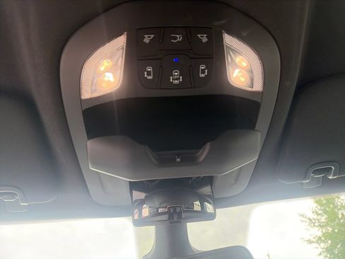 Used 2025 Chrysler Pacifica Select FWD image 36