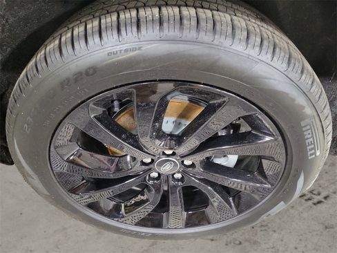 New 2025 Land Rover Discovery Sport Dynamic SE image 10