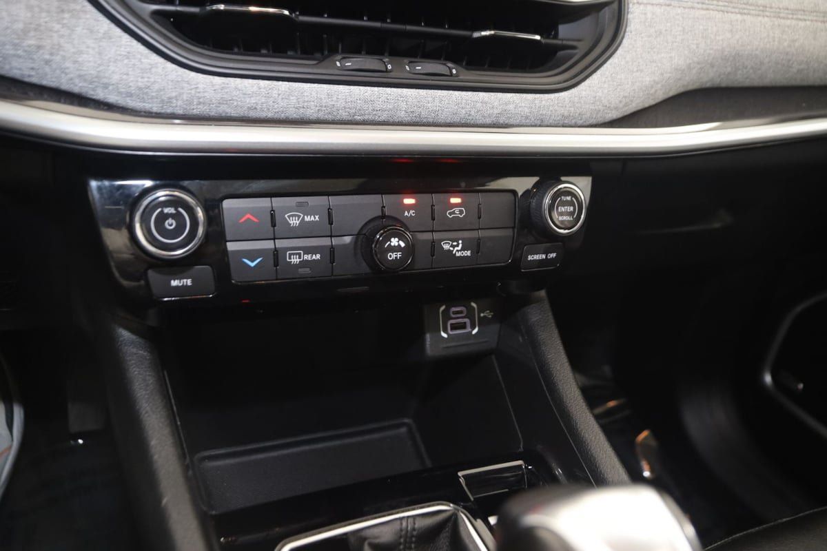 Used 2022 Jeep Compass Latitude w/ Sun and Sound Group AWD/4WD image 26