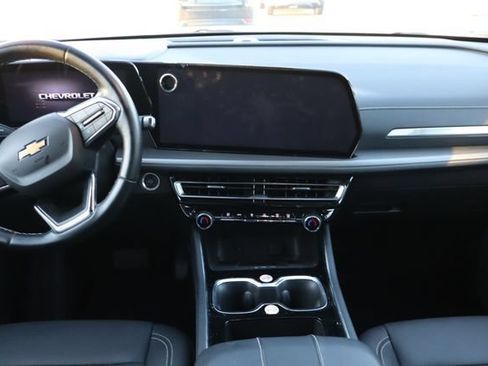 Used 2025 Chevrolet Traverse LT FWD image 9