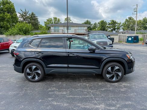 Used 2025 Volkswagen Taos SE w/ Panoramic Sunroof Package AWD/4WD image 22