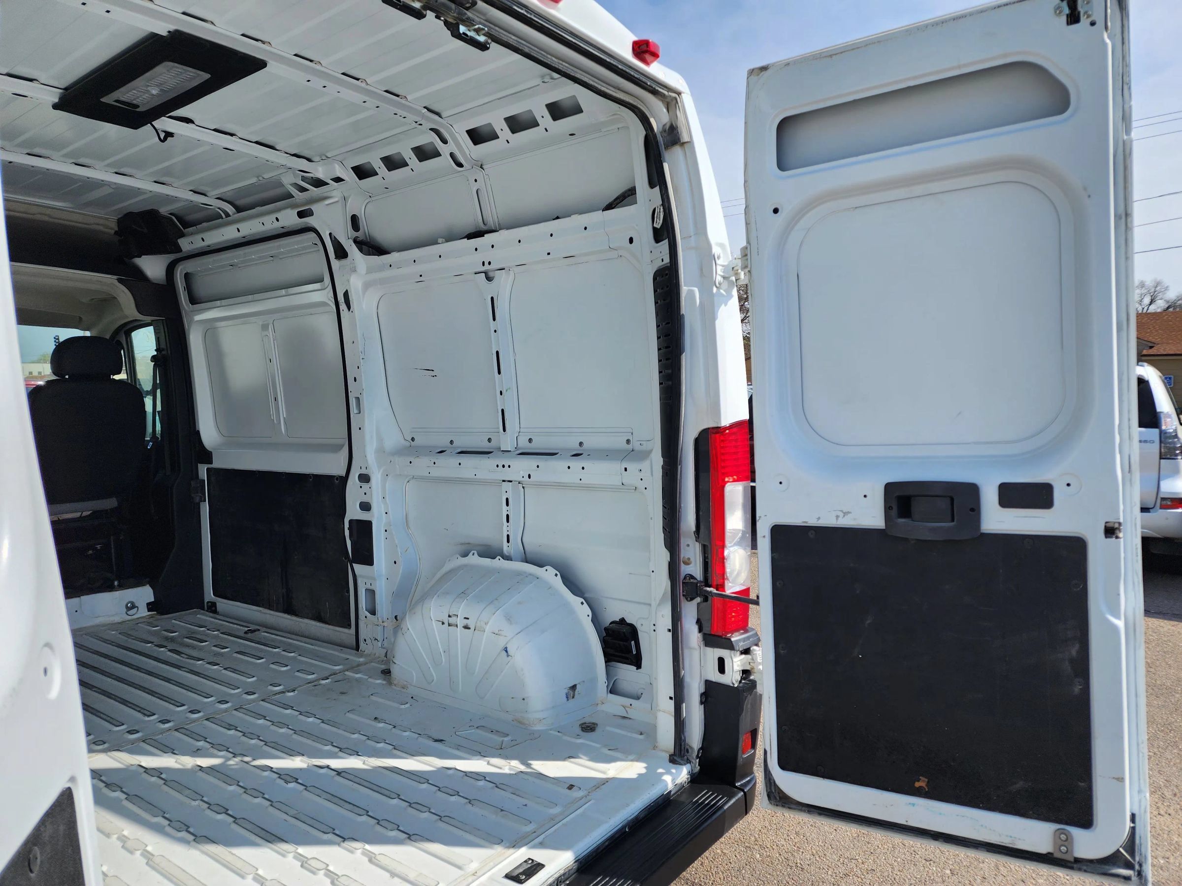 Used 2025 RAM ProMaster 2500 w/ Convenience Group FWD image 17
