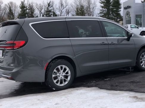 Used 2023 Chrysler Pacifica Touring-L image 8