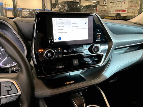 Used 2023 Toyota Highlander XLE image 19