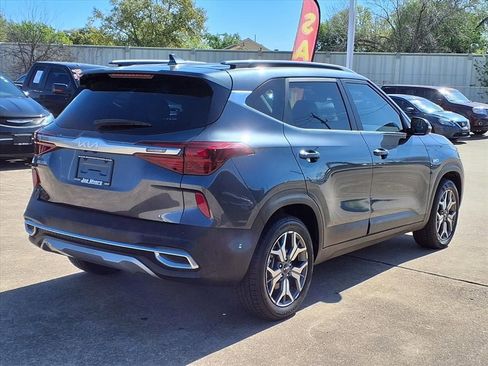 Used 2023 Kia Seltos EX image 4