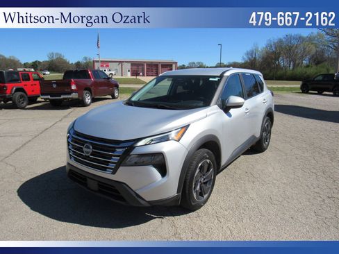 Used 2024 Nissan Rogue SV image 3