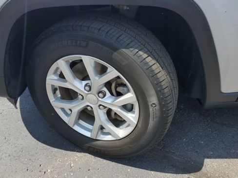 Certified 2023 Jeep Grand Cherokee L Limited AWD/4WD image 4