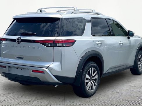 Used 2025 Nissan Pathfinder SL FWD image 5