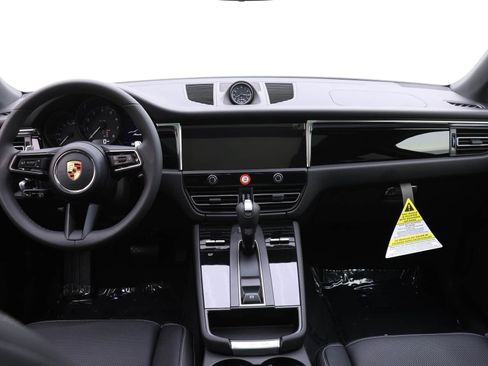 Used 2025 Porsche Macan AWD/4WD image 6