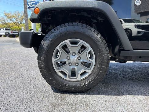 Used 2016 Jeep Wrangler Unlimited Rubicon w/ Connectivity Group AWD/4WD image 29